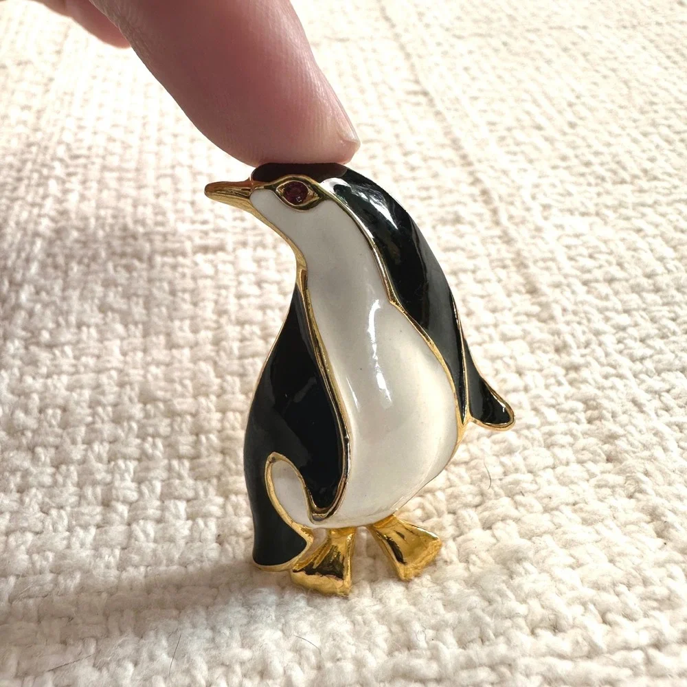 VTG Penguin Brooch Enamel Gold Tone‎ Rhinestone Eye Animal Pin Whimsical Retro